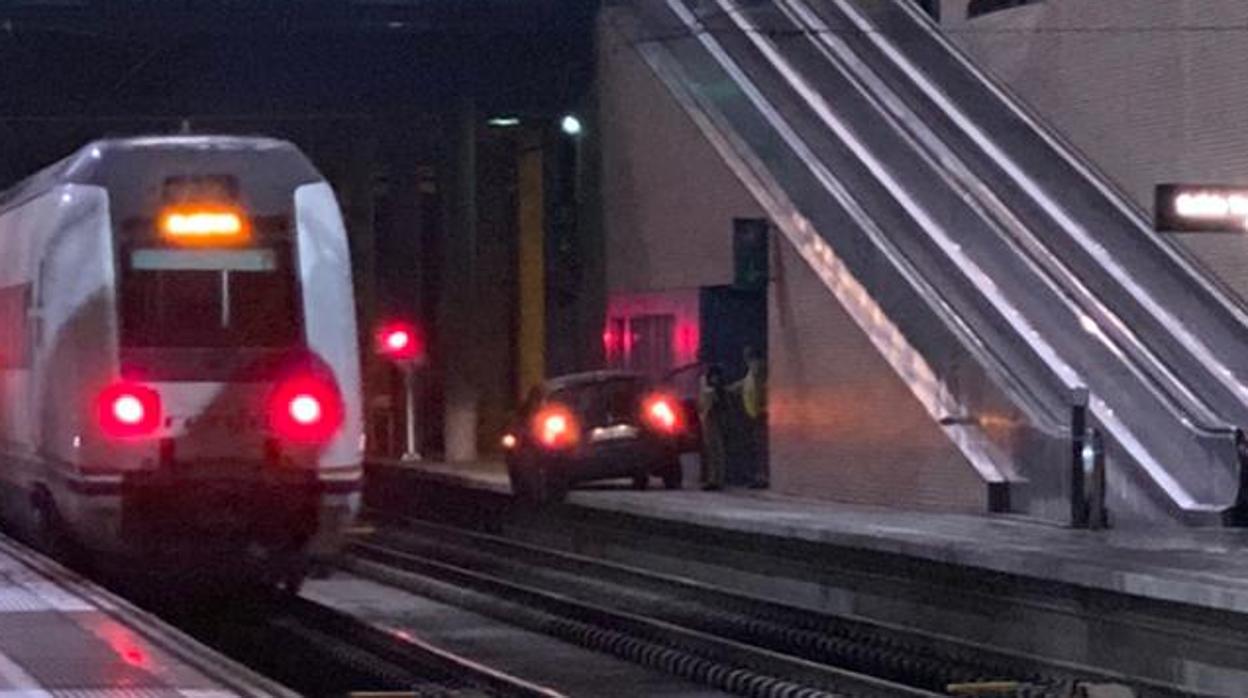 La «travesía» inusitada del vehículo por los andenes de Santa Justa