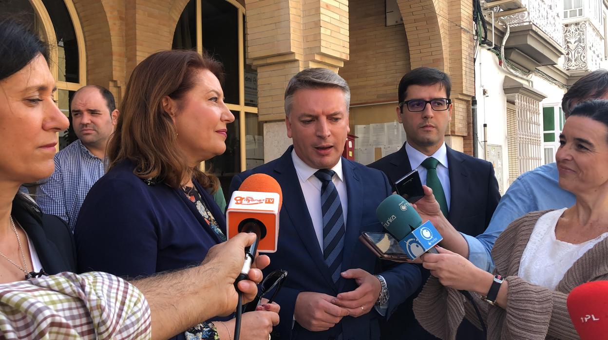 La consejera Carmen Crespo atiende a los medios en la puerta del Ayuntamiento de Herrera