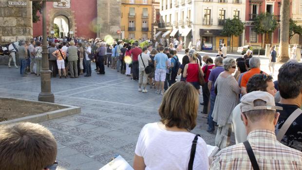 El Alcázar de Sevilla prohíbe la venta de entradas a guías en taquilla