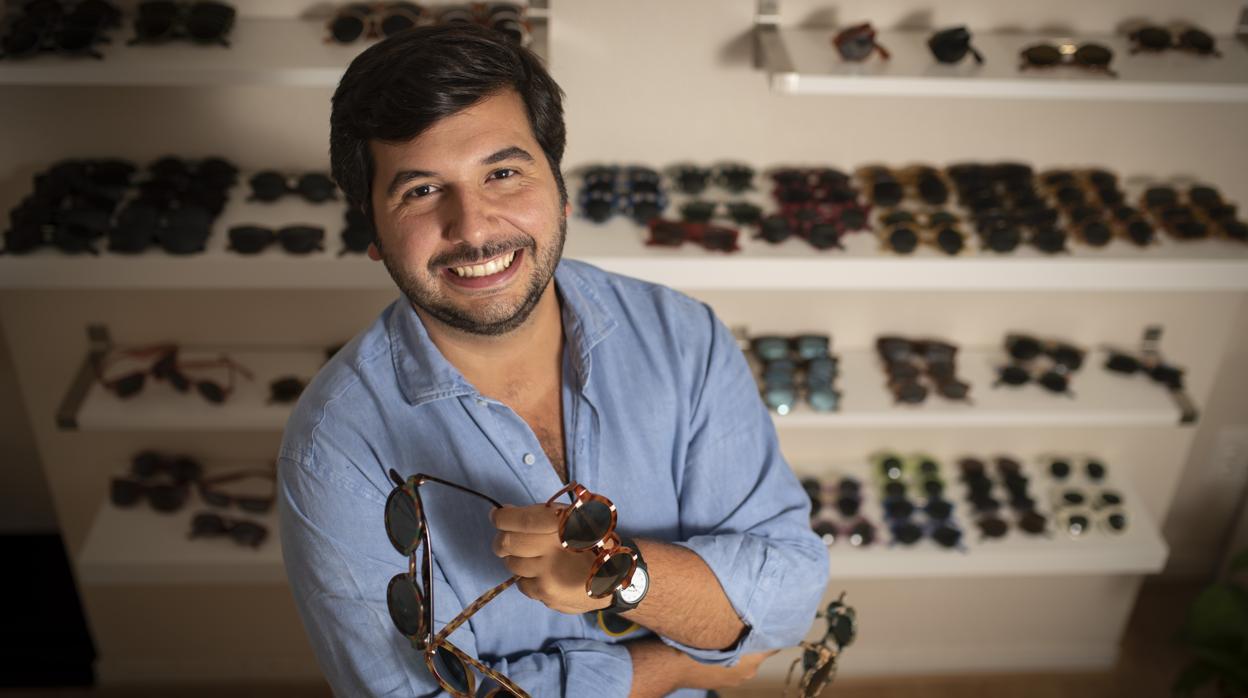 Daniel Alberola posa con varias de las gafas de Mr. Boho en la sede de la empresa