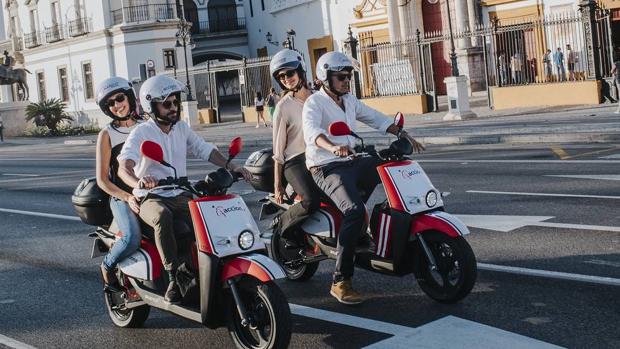 Las nuevas formas de «caminar» por Sevilla: diferencias entre los patinetes y las motos eléctricas