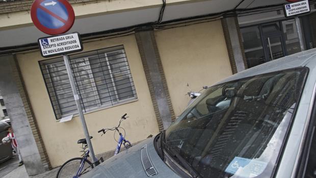 Se venden tarjetas de aparcamiento para minusválidos en el Charco de la Pava de Sevilla