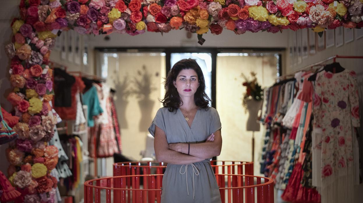 Rocío Peralta rodeada de mantocillos, una prenda clave para sus flamencas