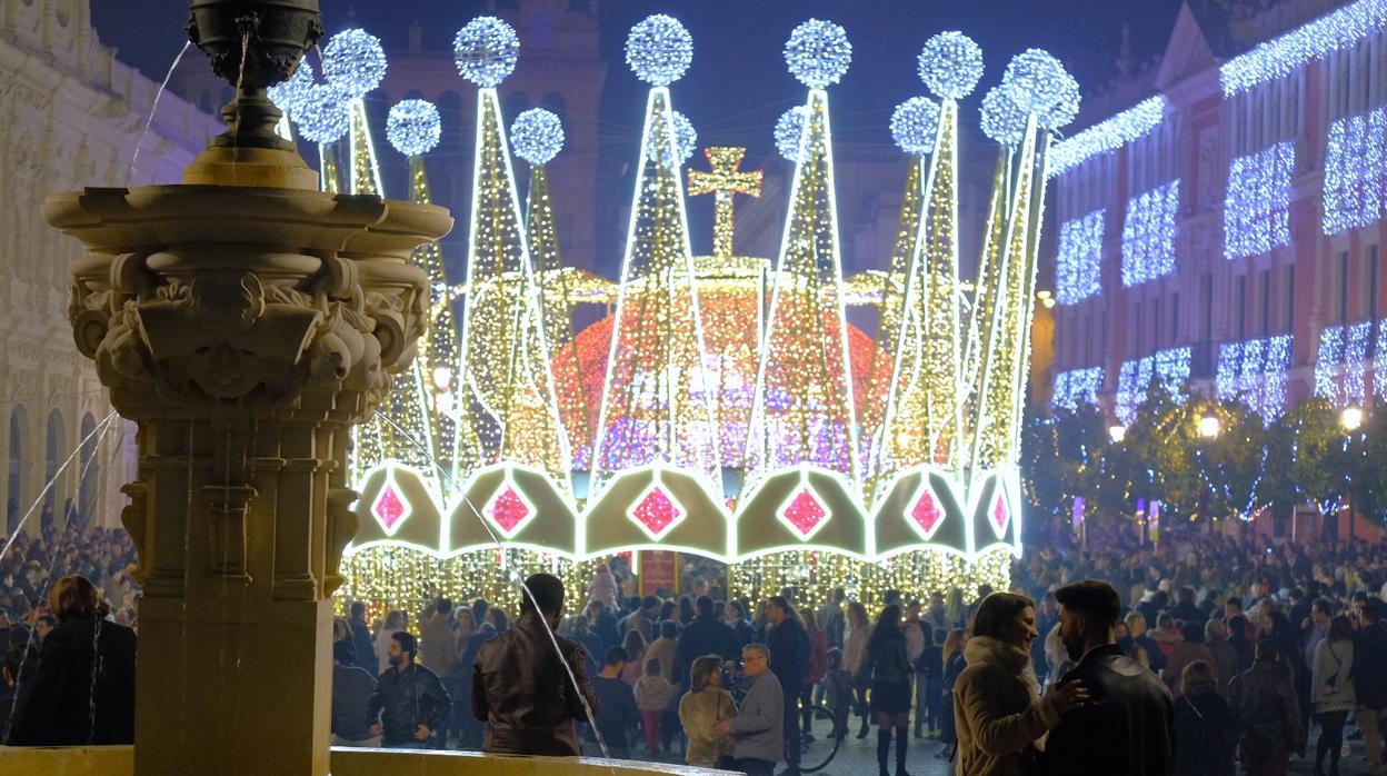 Las llamativas coronas que adornaron la Plaza de San Francisco en la Navidad de 2018