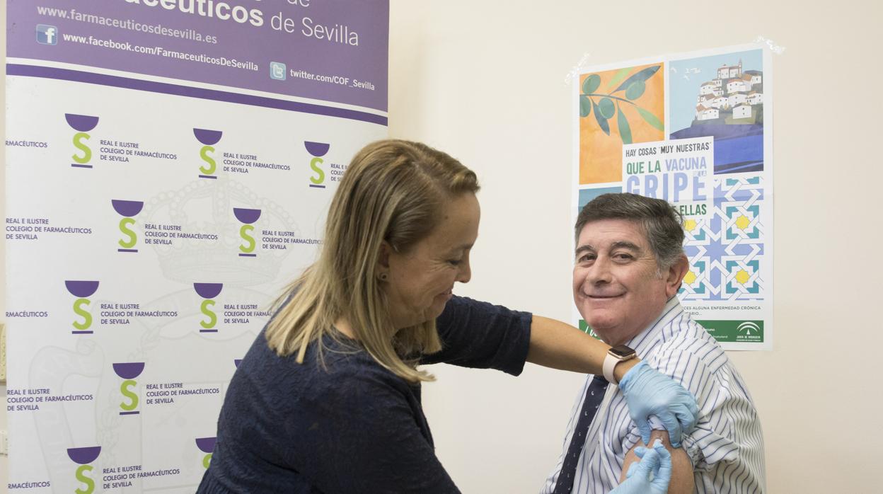 El presidente del Colegio de Farmacéuticos de Sevilla, Manuel Pérez, vacunándose en la jornada celebrada hoy.