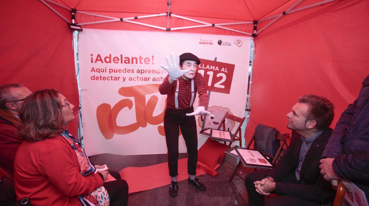 Un mimo explica en una carpa cómo se puede identificar esta enfermedad vascular