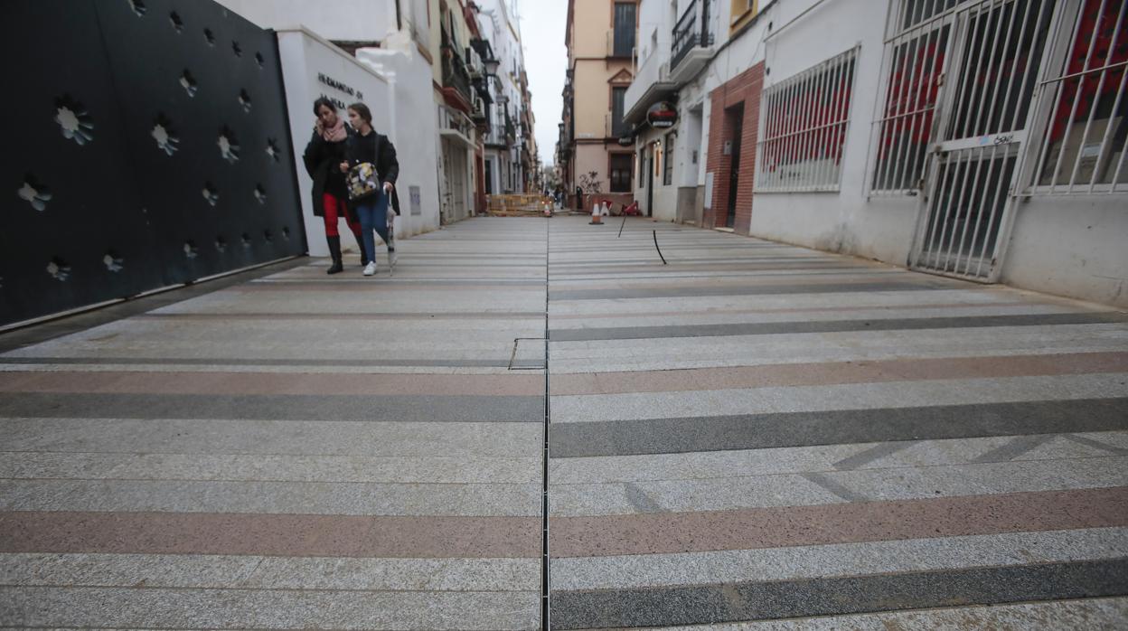 El pavimento multicolor en la calle Baños