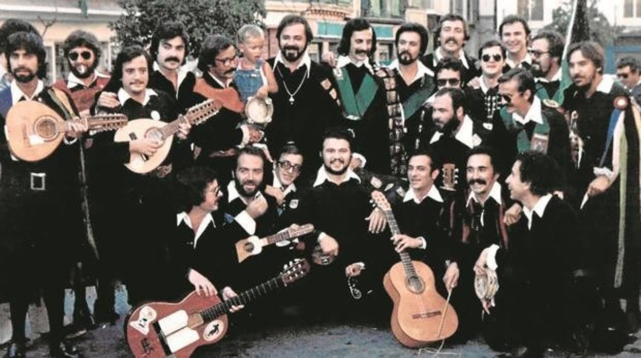 En el centro de la imagen vemos a Pascual González acompañado por la tuna