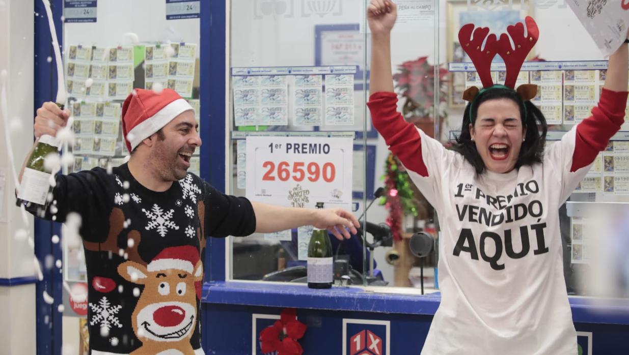 José María Nogales, de la administración del Alcampo del Tamarguillo, que ha vendido el 26590, Gordo de la Lotería de Navidad
