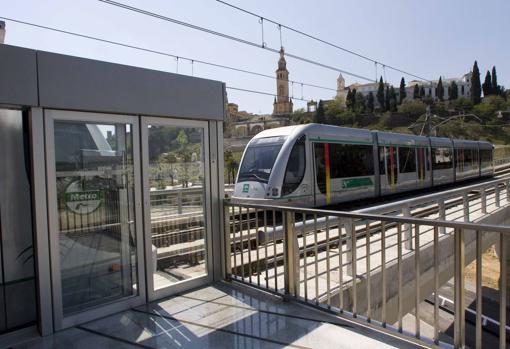Tramo en superficie de la línea 1 del metro de Sevilla