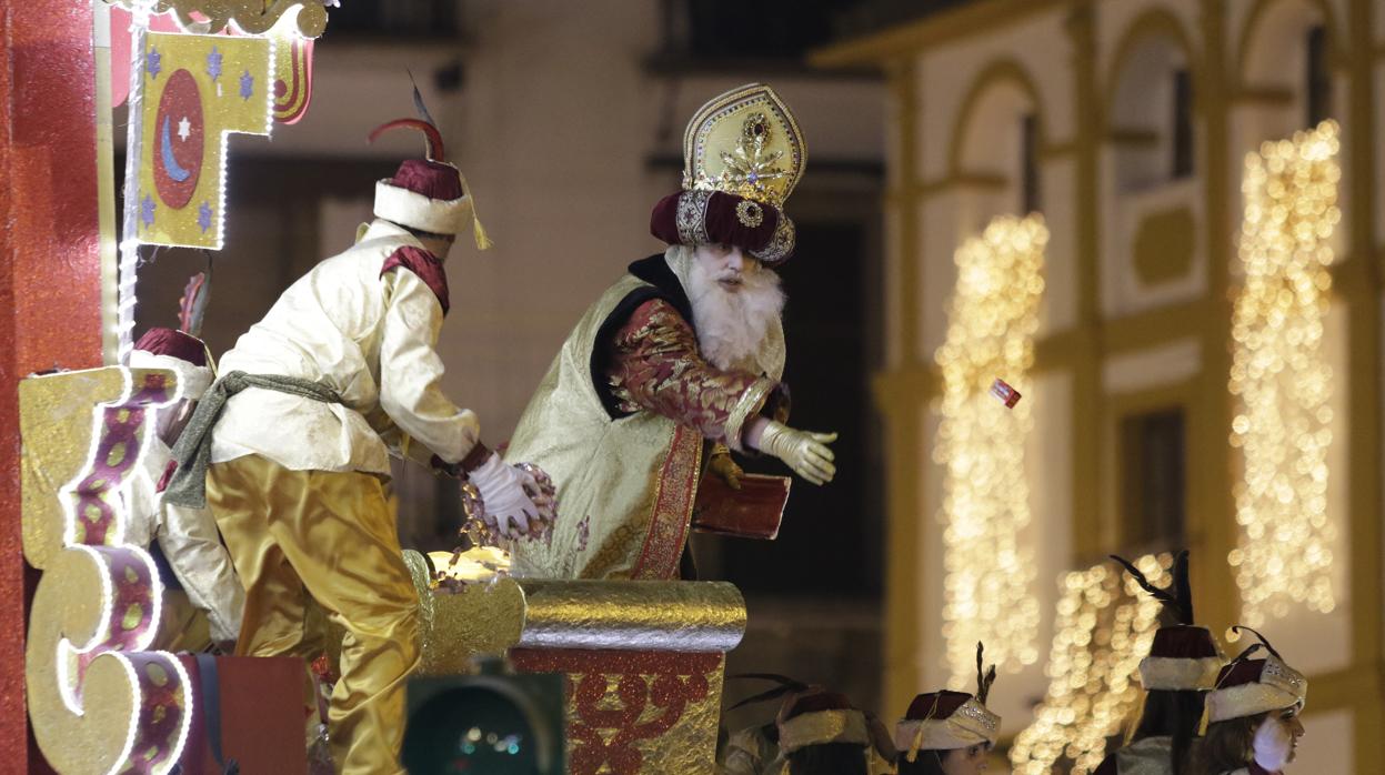 El rey Melchor reparte caramelos e ilusión por las calles de la ciudad