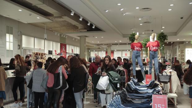 Comienzan las rebajas, que se unen a las ofertas permanentes y a las devoluciones de regalos