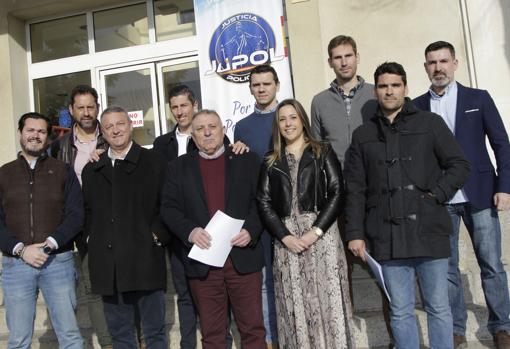 Antonio Gutiérrez junto a su letrada y miembros de la directiva de Jupol
