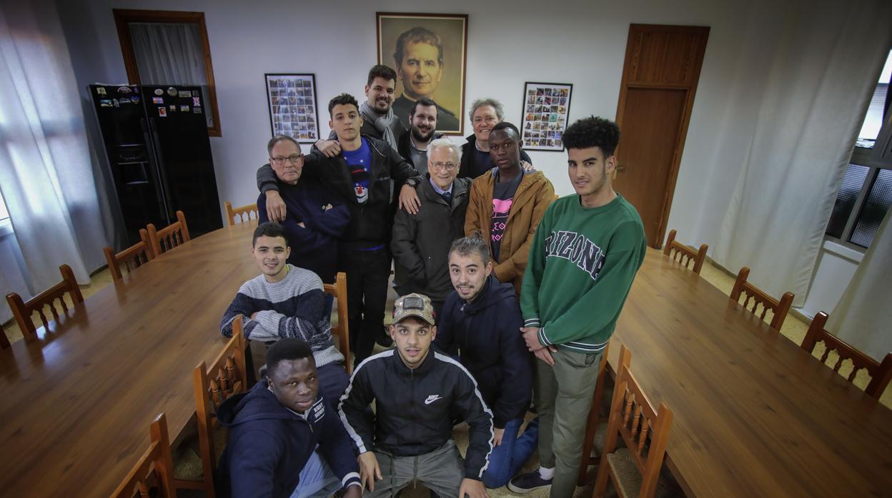 Los salesianos con algunos de los inmigrantes a los que acogen en Sevilla