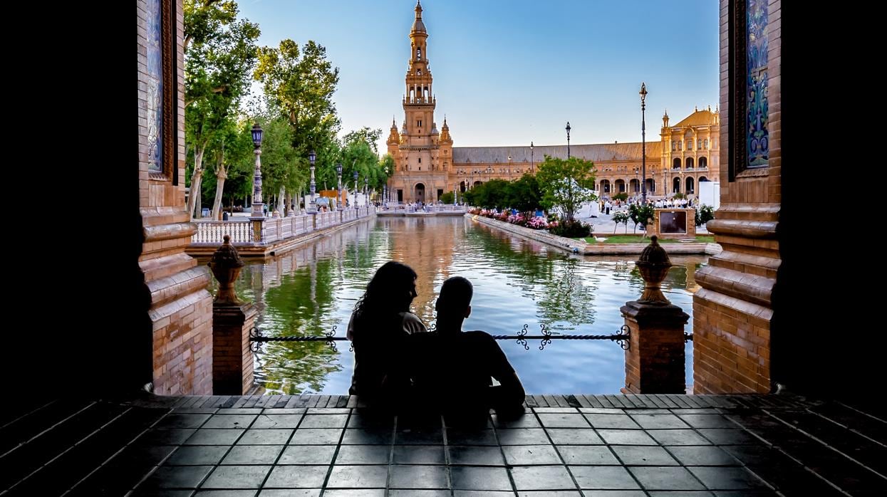 Estampa de la Plaza de España con la silueta de una pareja