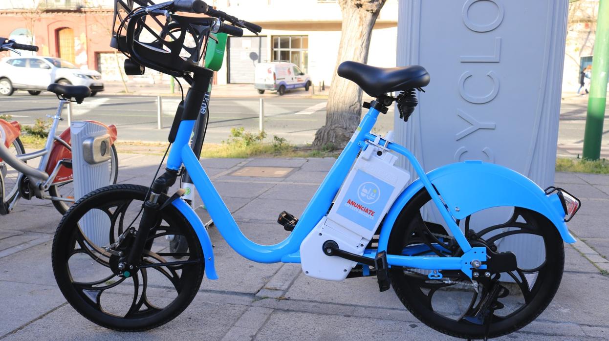 Una de las bicicletas eléctricas de Electric Renting Group en la calle Muñoz León de Sevilla