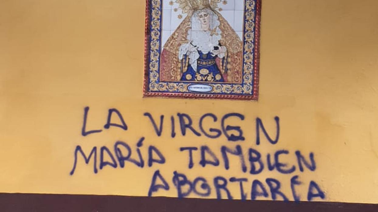 Pintada en la fachada de la iglesia