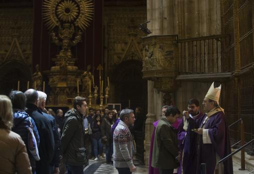 Imposición de cenizas en la misa del Miércoles de ceniza que da paso a la Cuaresma