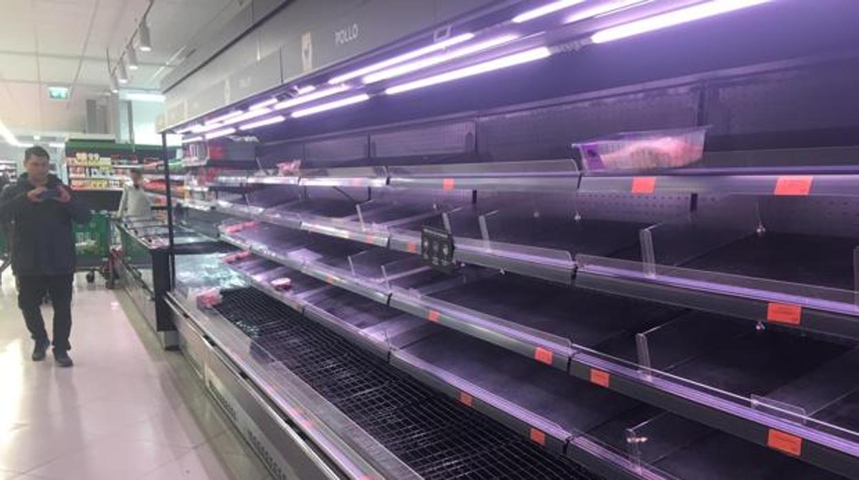 Estanterías vacías en un supermercado por la crisis del coronavirus