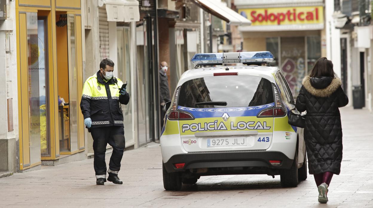 La Policía Local patrullando por las calles de Sevilla