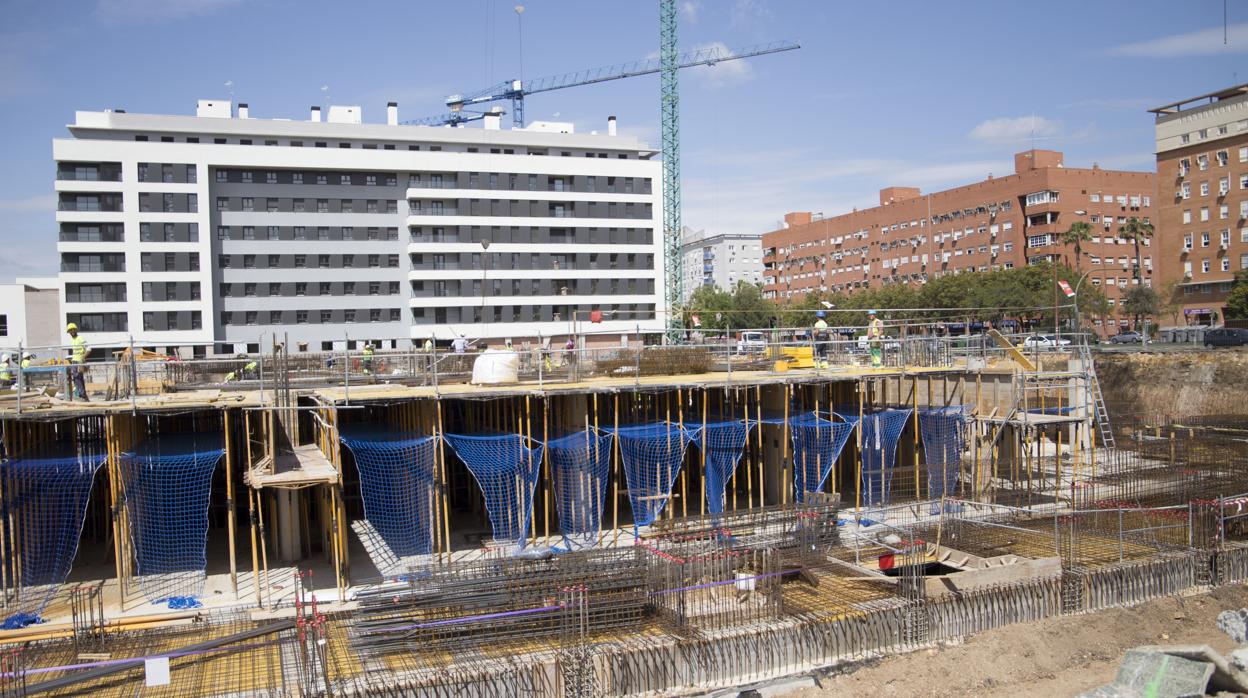 Obras de nuevos edificios en la avenida de las Ciencias, en Sevilla Este