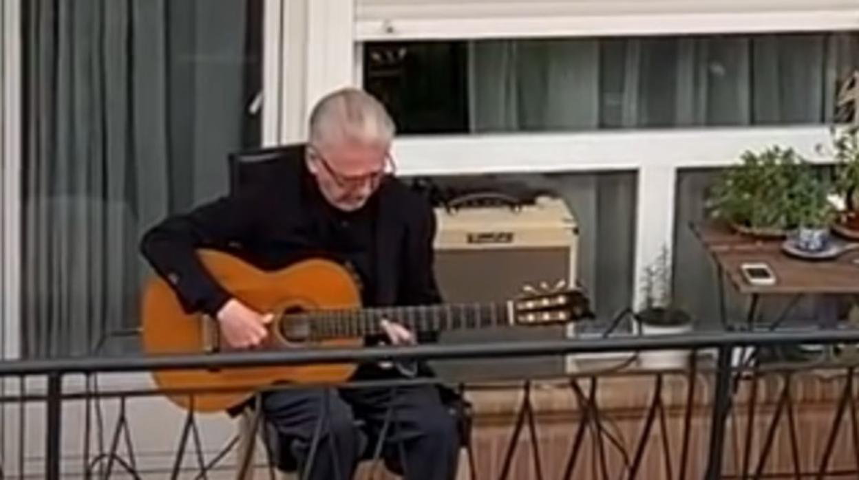 Manuel Imán interpreta «Jesús de las Penas» desde un balcón en Sevilla