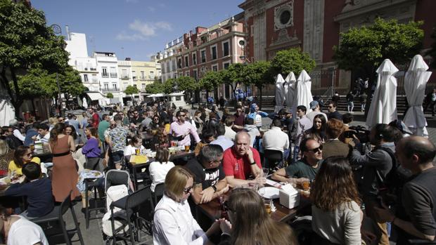 El Ayuntamiento de Sevilla permitirá más espacio para veladores para superar la crisis