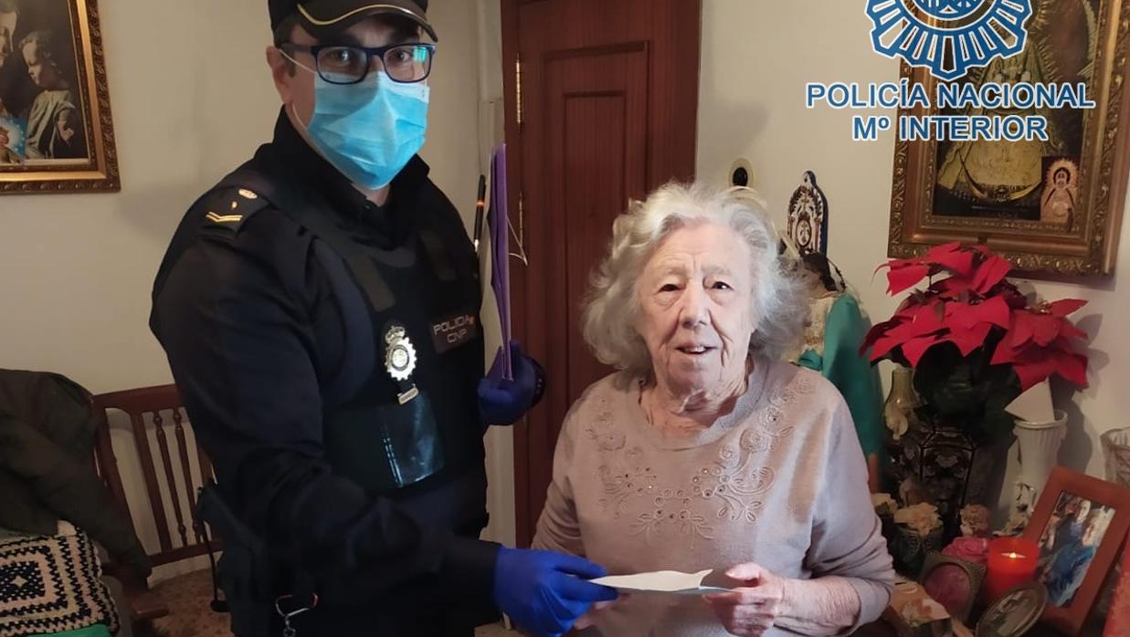 Un agente entrega el dinero a una vecina que no podía salir a la calle y acudir a su entidad financiera