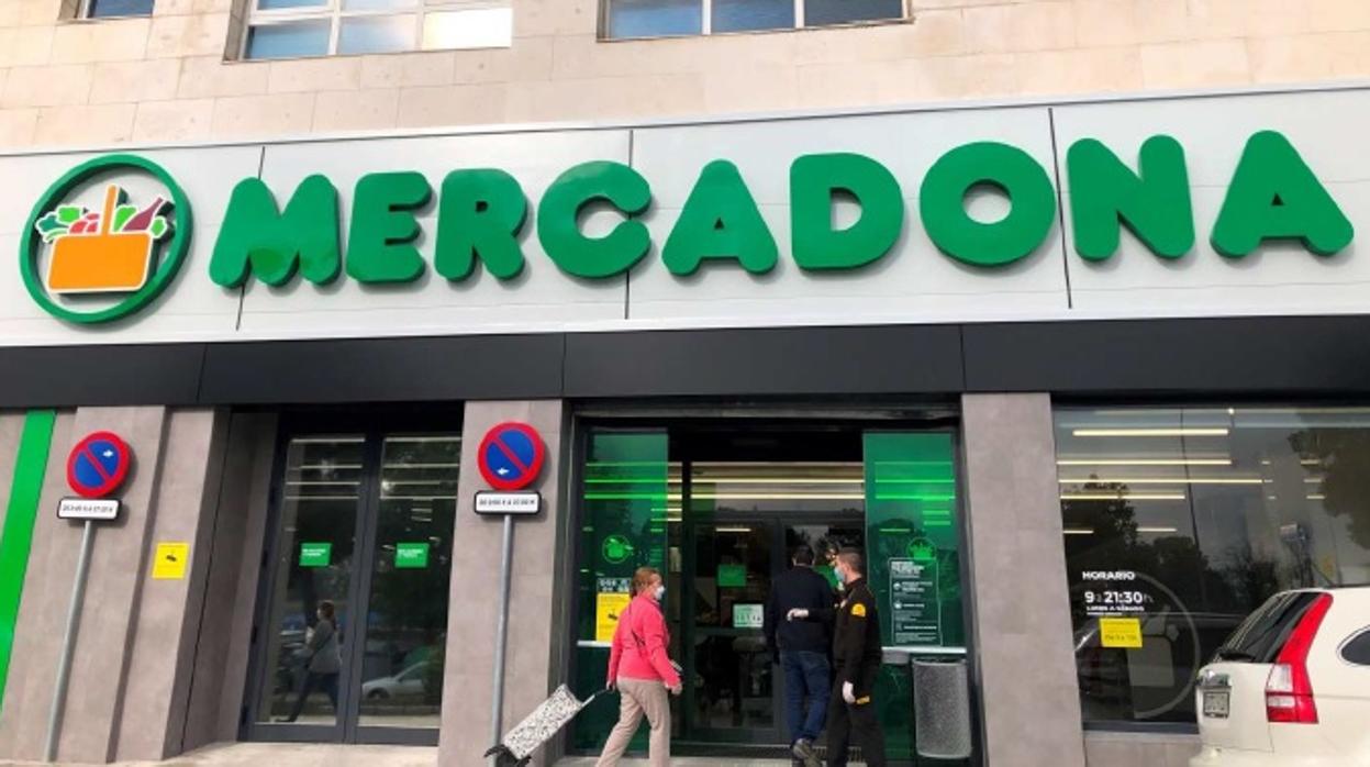 Puerta principal del supermercado de Sevilla que abre las puertas este martes