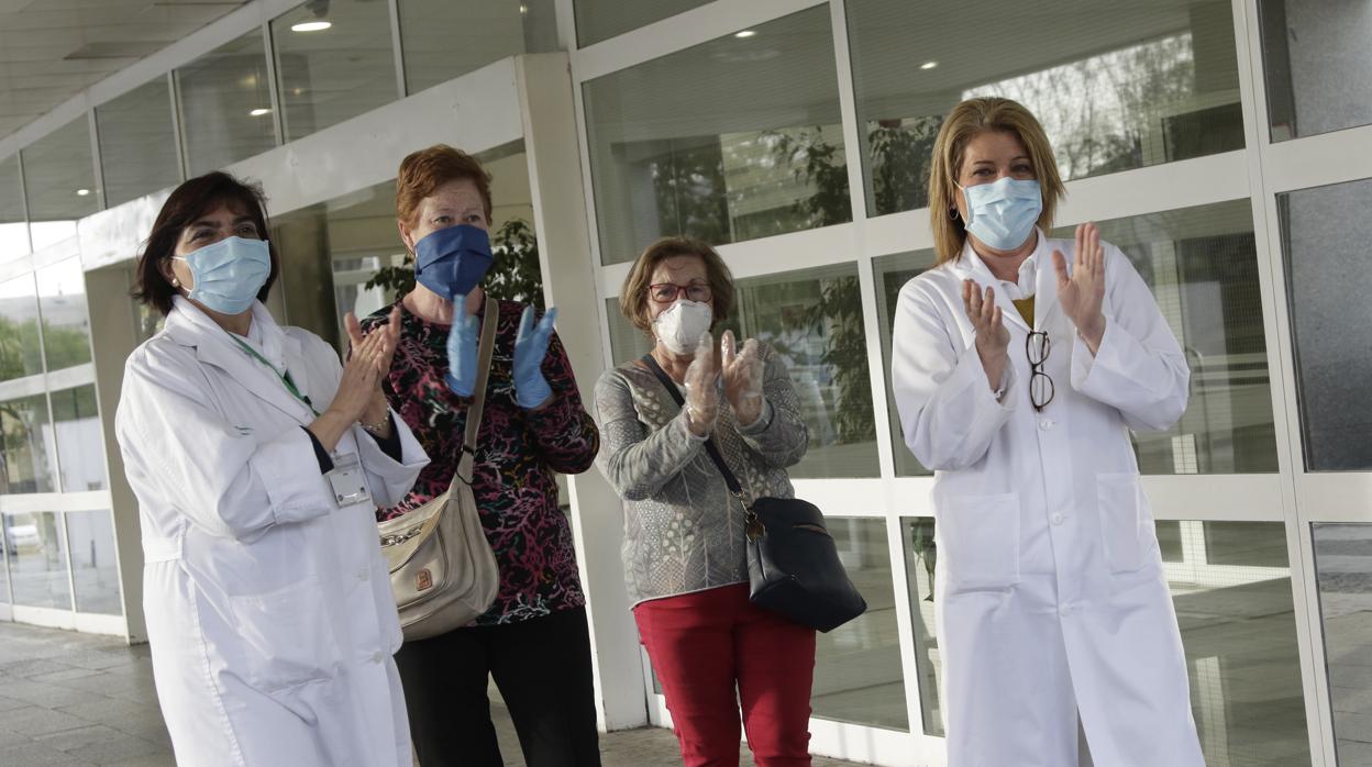 Aplauso a los sanitarios en la puerta del hospital Virgen del Rocío
