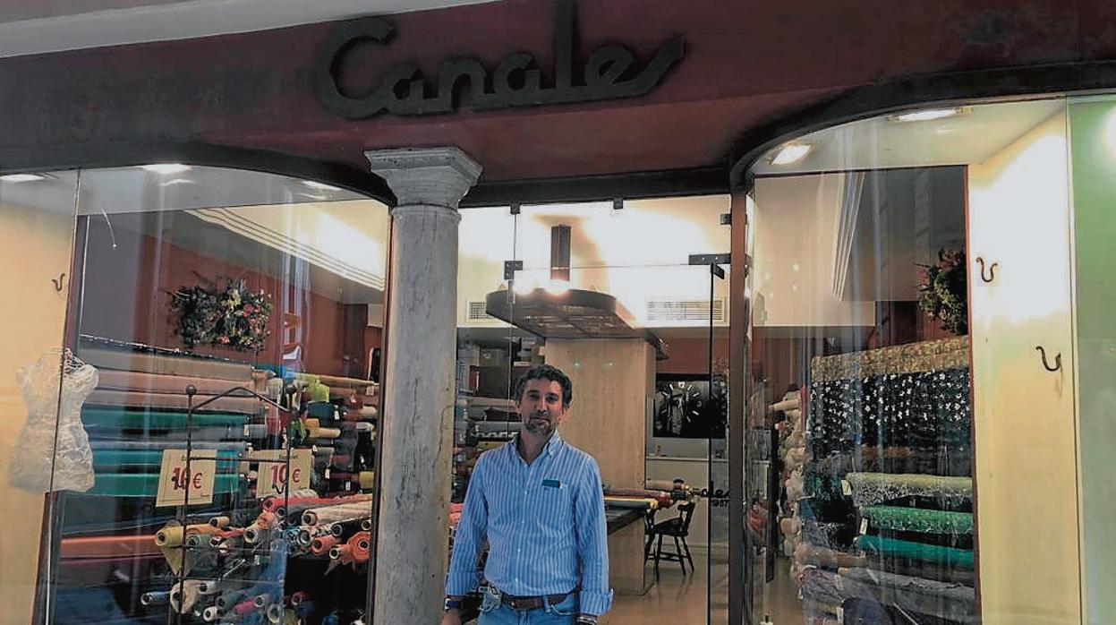Javier Canales delante de su tienda