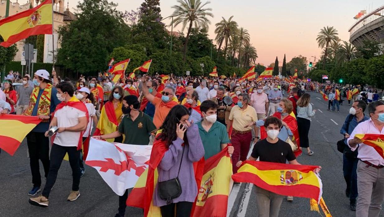 Medio millar de personas se han concentrado en el Villamarín para protestar contra el Gobierno de Sánchez