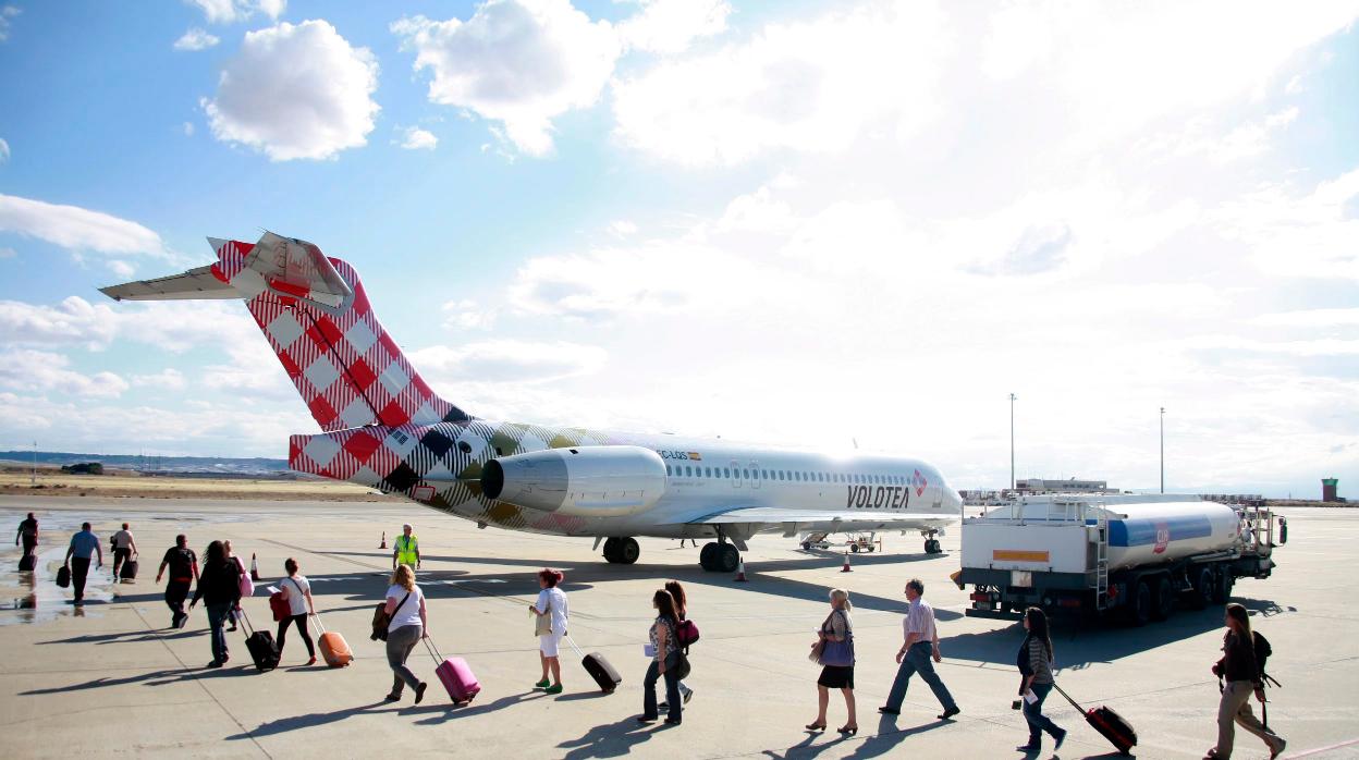 Un avión de Volotea en el aeropuerto antes de la crisis sanitaria