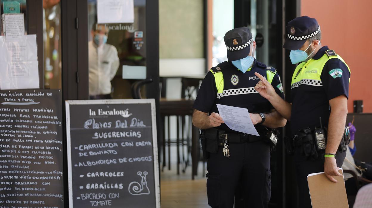 Varios agentes de la Policía Local, en la inspección de un bar de Sevilla