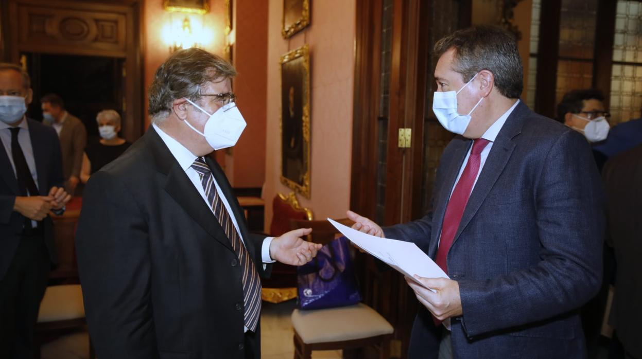 Agustín Vidal junto a Juan Espadas en la presentación de la campaña del Banco de Alimentos