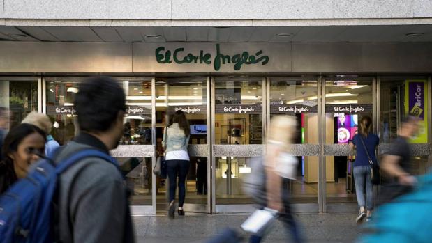 El Corte Inglés abre en Sevilla con toda su oferta comercial y las «máximas medidas de seguridad»
