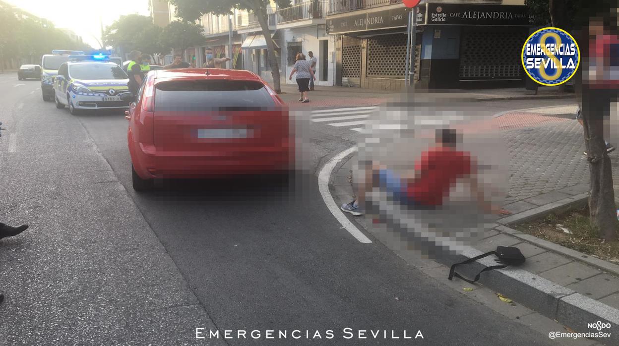 El detenido en el suelo tras ser atropellado