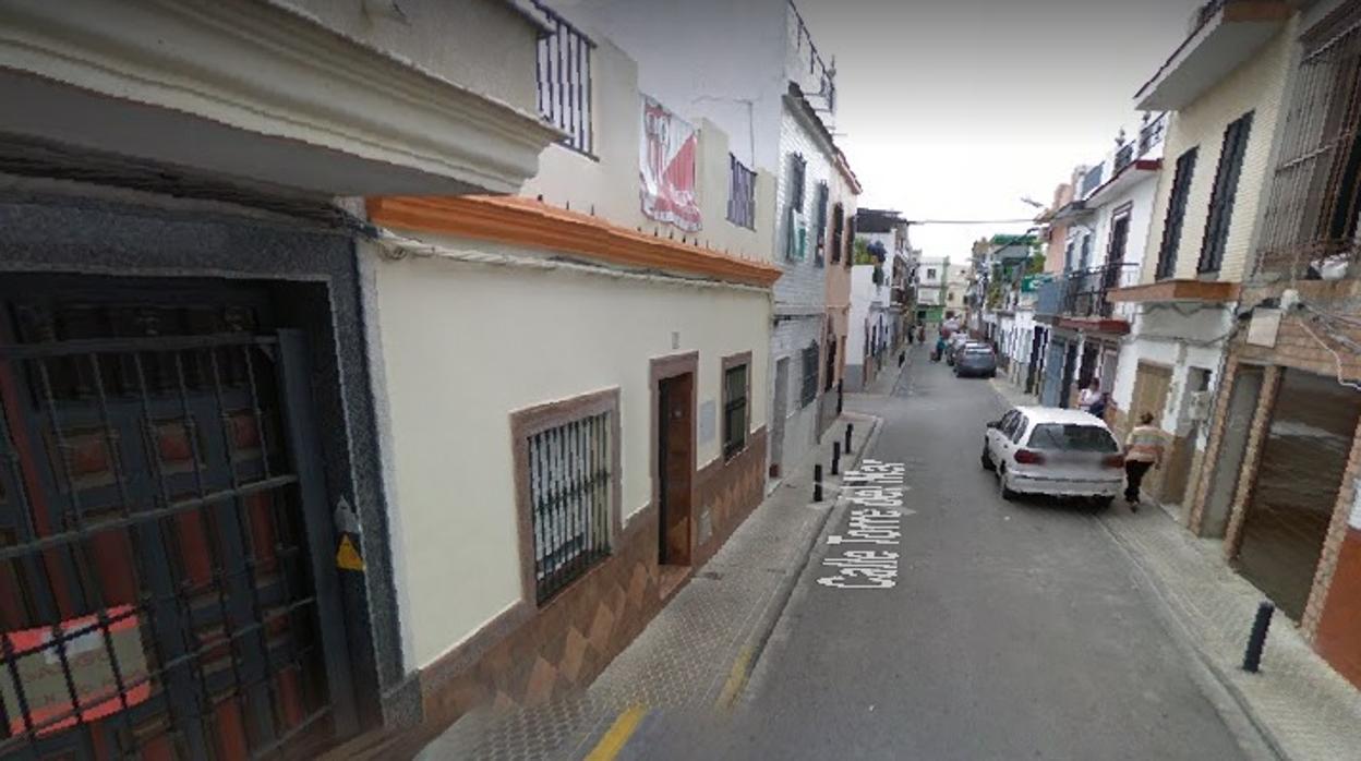 La calle Torre del Mar donde se ha registrado el impacto de una bala en la puerta de una vivienda