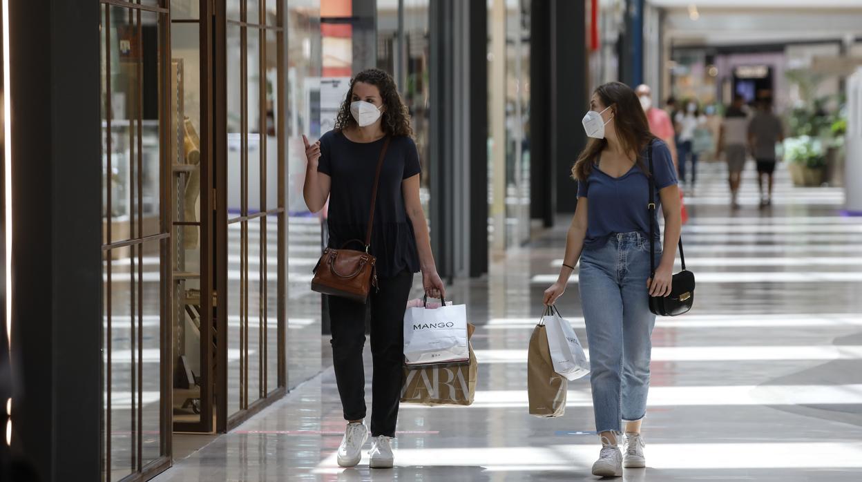 Dos clientas en el centro comercial Lagoh el día de la reapertura