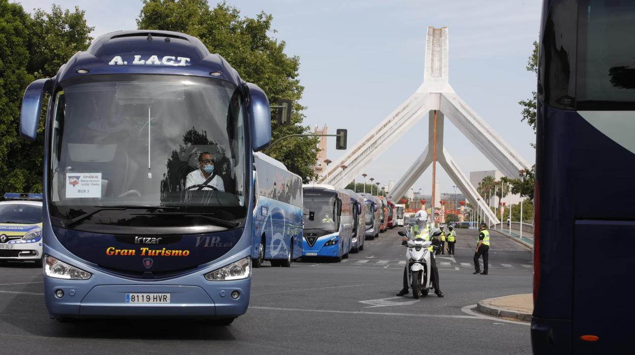 Los autobuses y sus conductores portan el eslogan «Salvar el Autocar» como protesta ante su situación actual