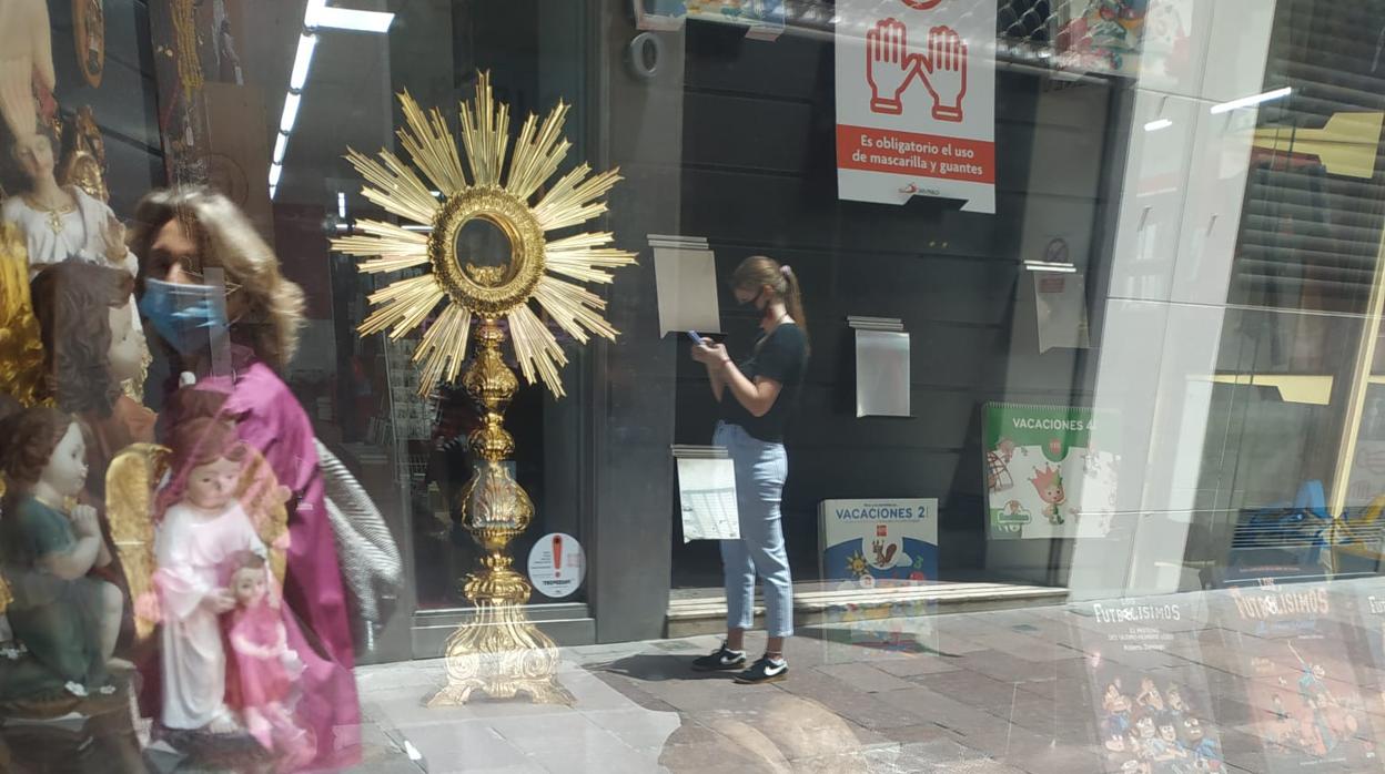 Montaje de escaparate en la librería San Pablo