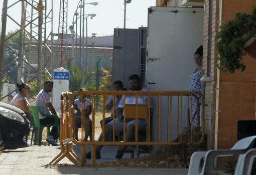 Vecinos en la entrada de viviendas con puertas de seguridad