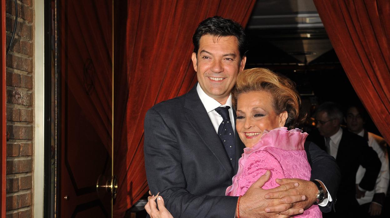 Carmen Sevilla con su hijo, Augusto Algueró
