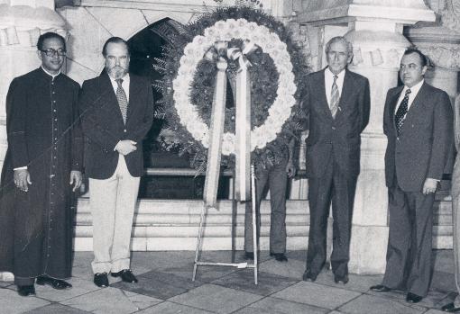 Manuel Prado y Colón de Carvajal, como presidente de Iberia, en una ofrenda floral en la tumba de Santo Domingo en 1978