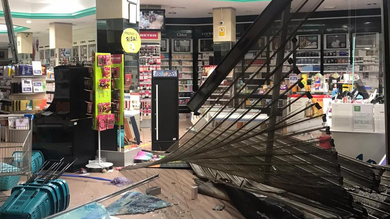 La entrada del establecimiento quedó completamente destrozada