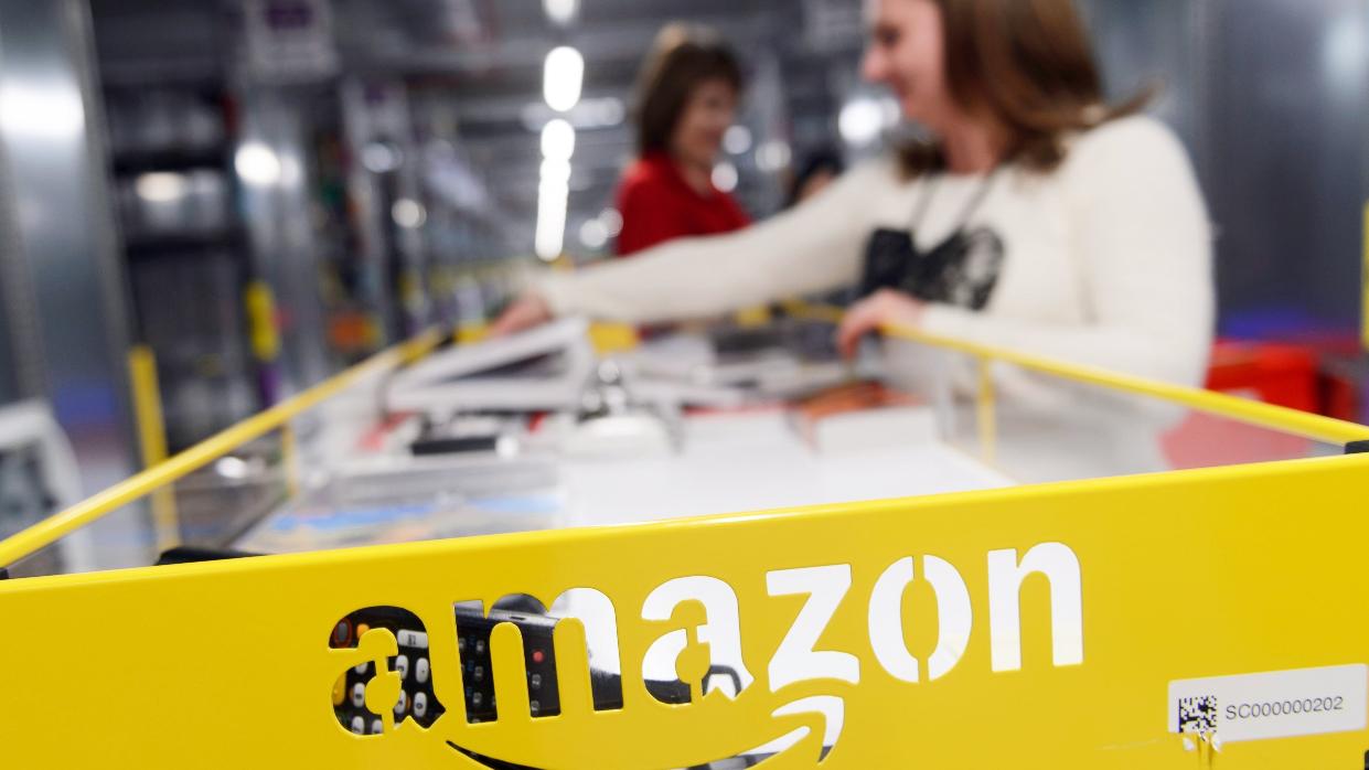 Un expositor en un centro de Amazon