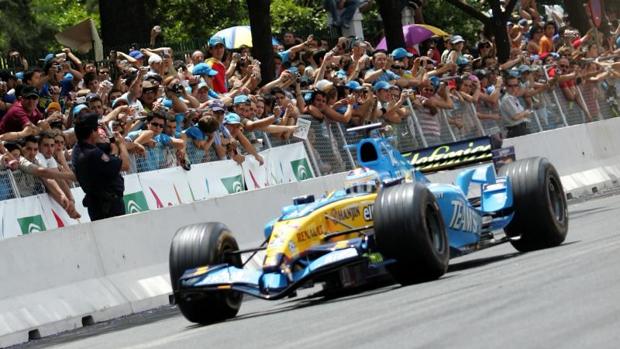 ¿Volverá a conducir Fernando Alonso su Renault por las calles de Sevilla?