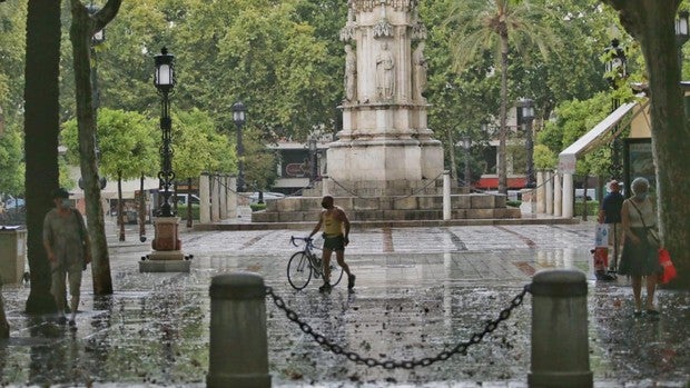 Impresionante tormenta de granizos en plena ola de calor en Sevilla, en vídeo