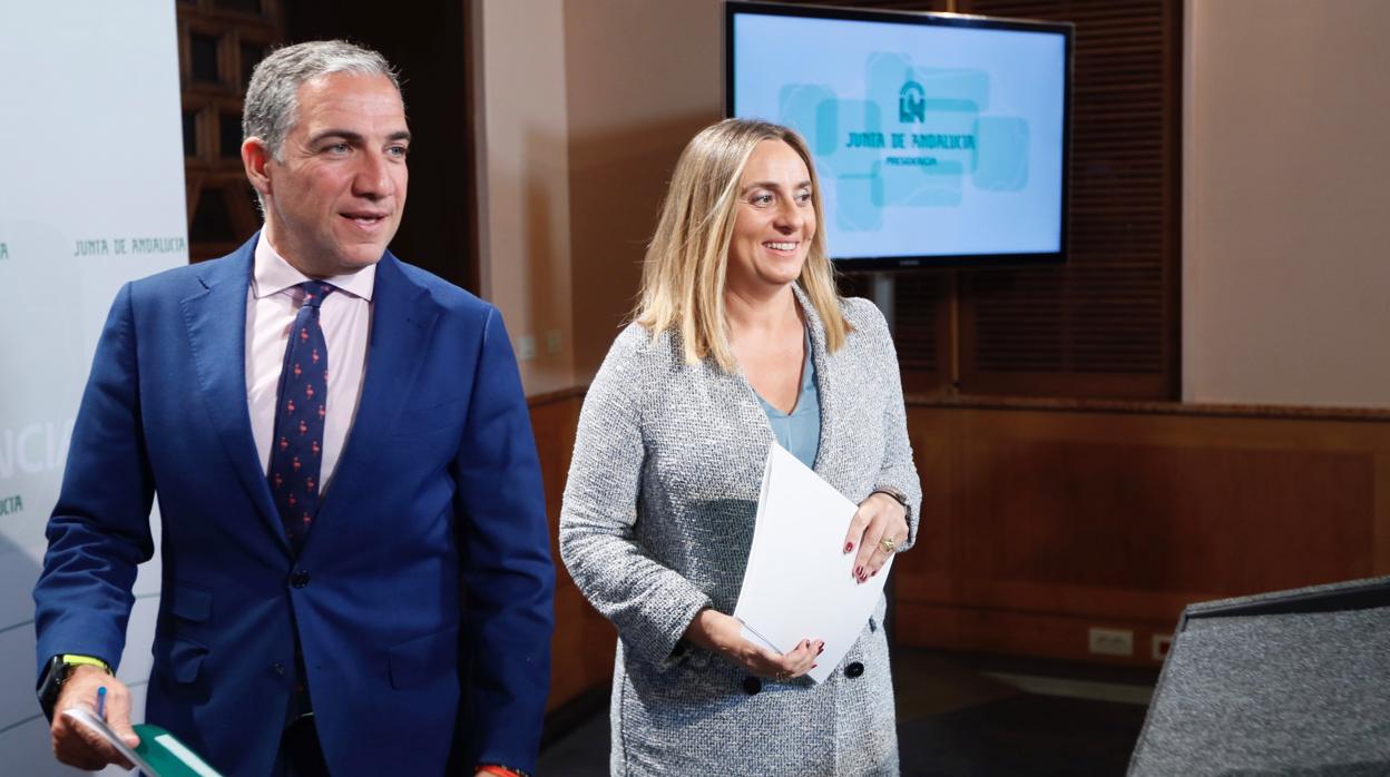 El consejero de Presidencia, Elías Bendodo, y la de Fomento, Marifrán Carazo