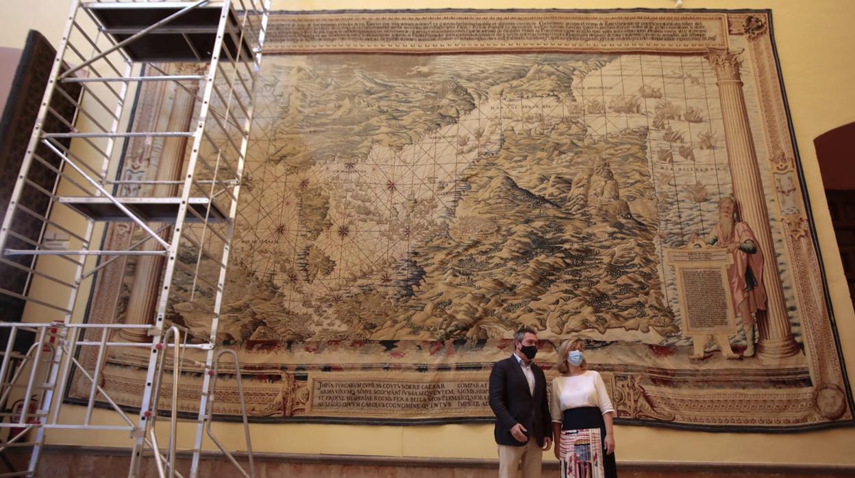 El alcalde de Sevilla, Juan Espadas, junto a la presidenta de Patrimonio Nacional, María de los Llanos Castellanos